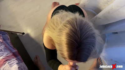 Une rousse suçant une bite et baisant, recevant du sperme sur son cul.