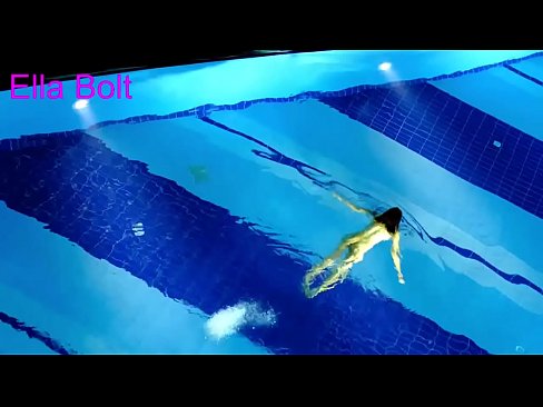 ❤️ Je ne peux pas m'arrêter de regarder, jeune blonde prise en train de nager nue dans la piscine de la station ELLA BOLT. Porno fait maison at us