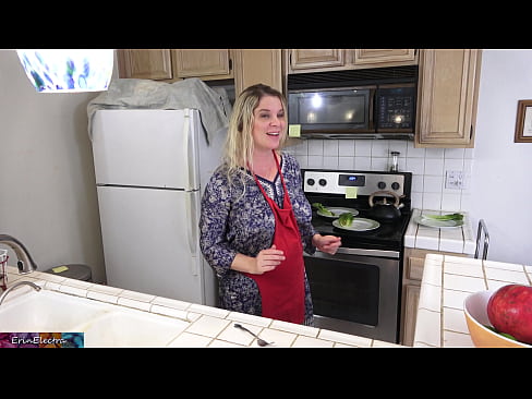 ❤️ Belle-mère qui le traie dans la cuisine avant son rendez-vous. Porno fait maison at us