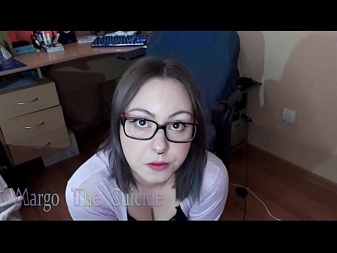 ❤️ Une fille sexy avec des lunettes suce profondément un gode devant la caméra Porno fait maison at us